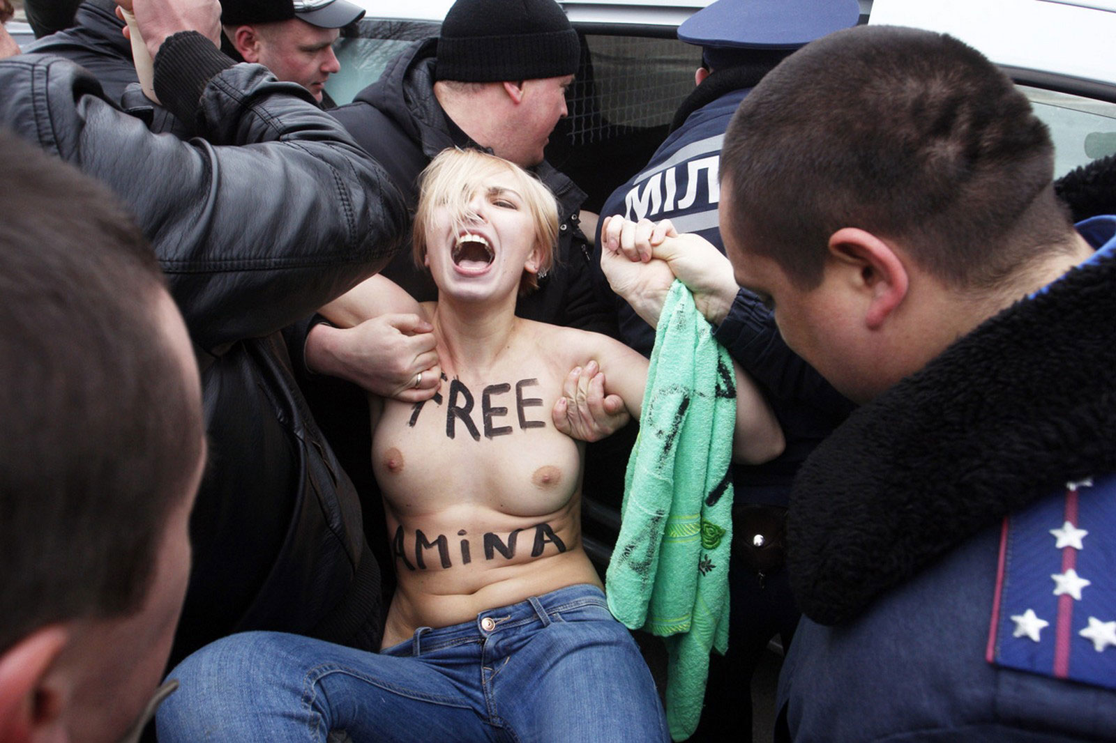Полицейские арестовали активистку Femen