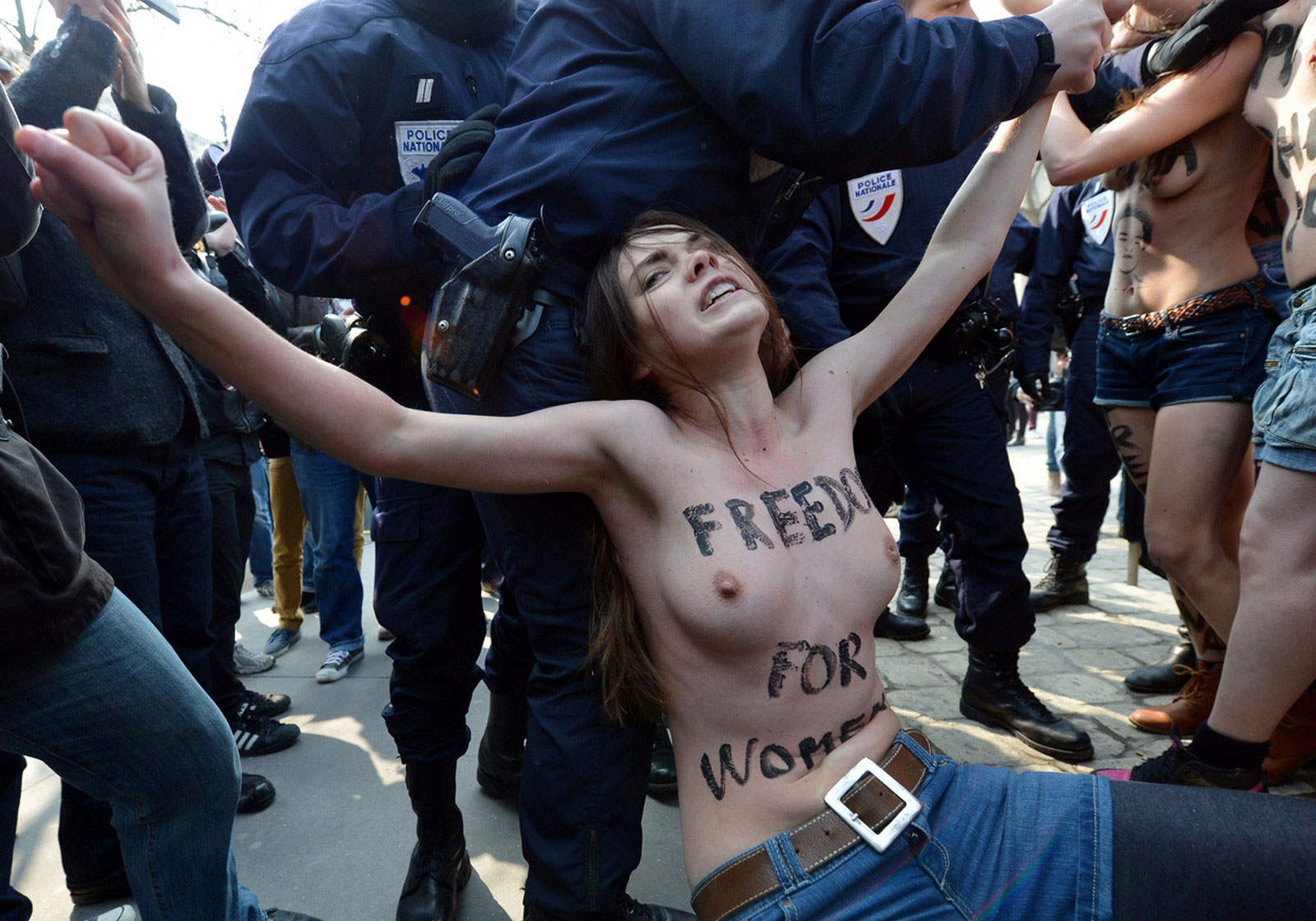 протест голых женщинах фото 10