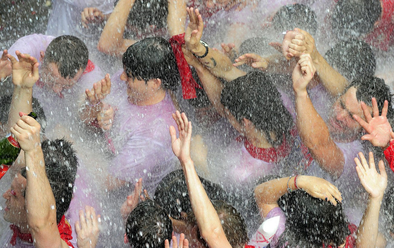 людей поливают водой, фото из Испании