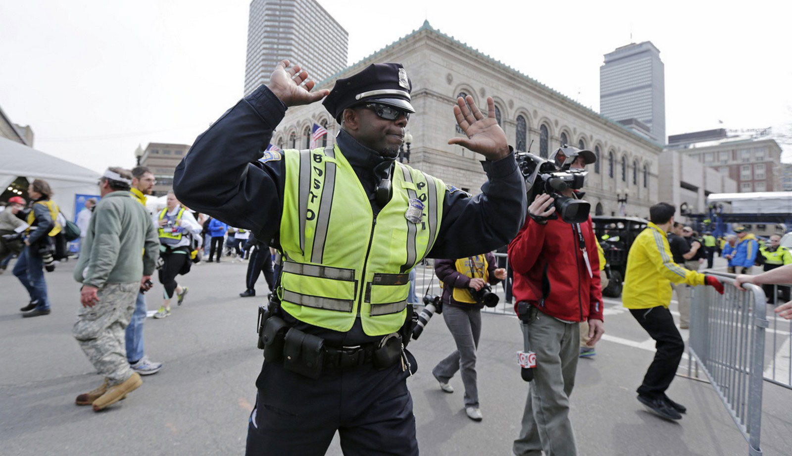 Офицер полиции очищает улицы Бостона