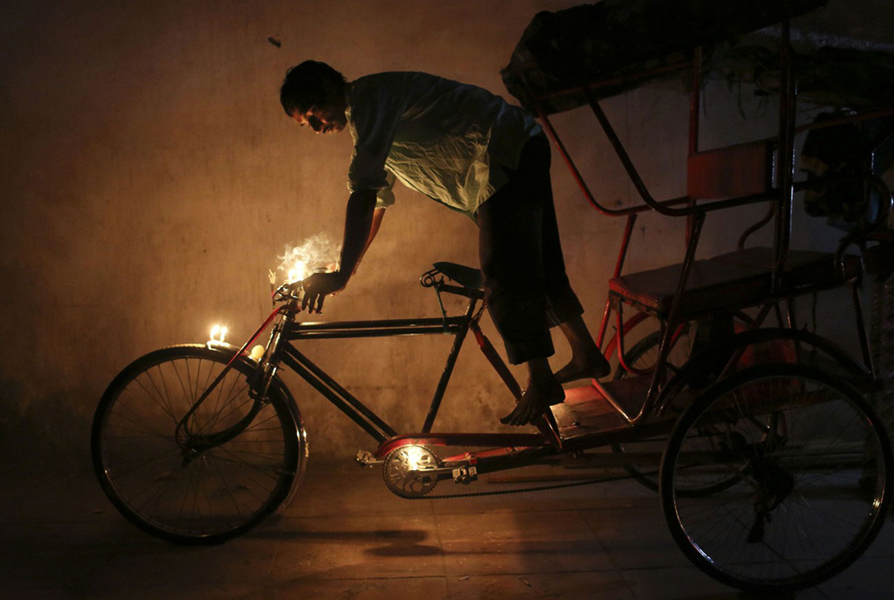 рикша украсил велосипед свечами