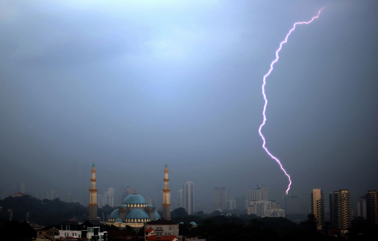 Молния озарила федеральную мечеть, фото Малайзии