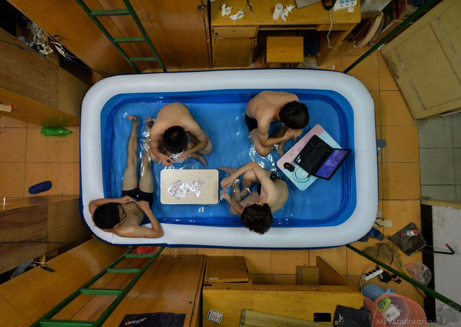 подростки в надувном бассейне