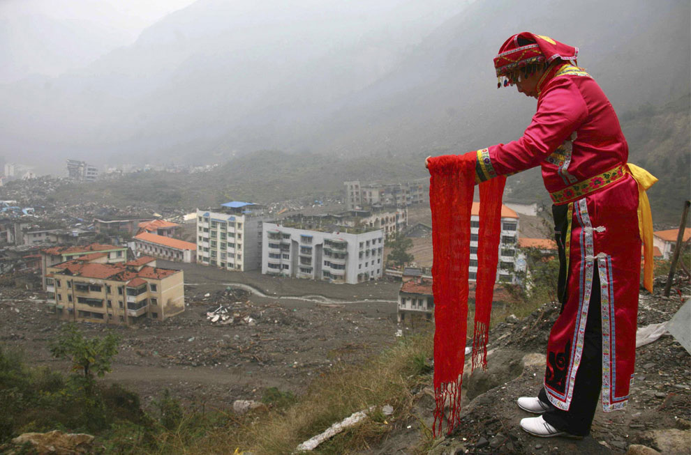 красный шарф в знак уважения к спасателям, Китай, фото