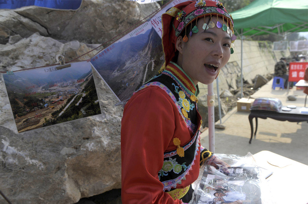девушка продает фото с землетрясением, Китай фото