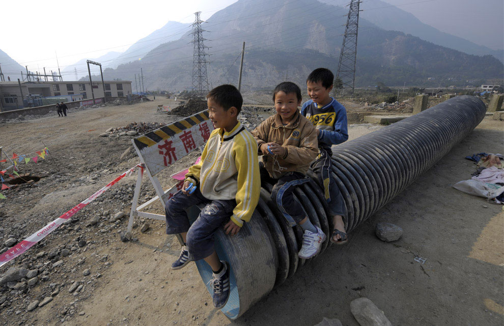 дети играют на строительной площадке, Бэйчуань, Китай фото