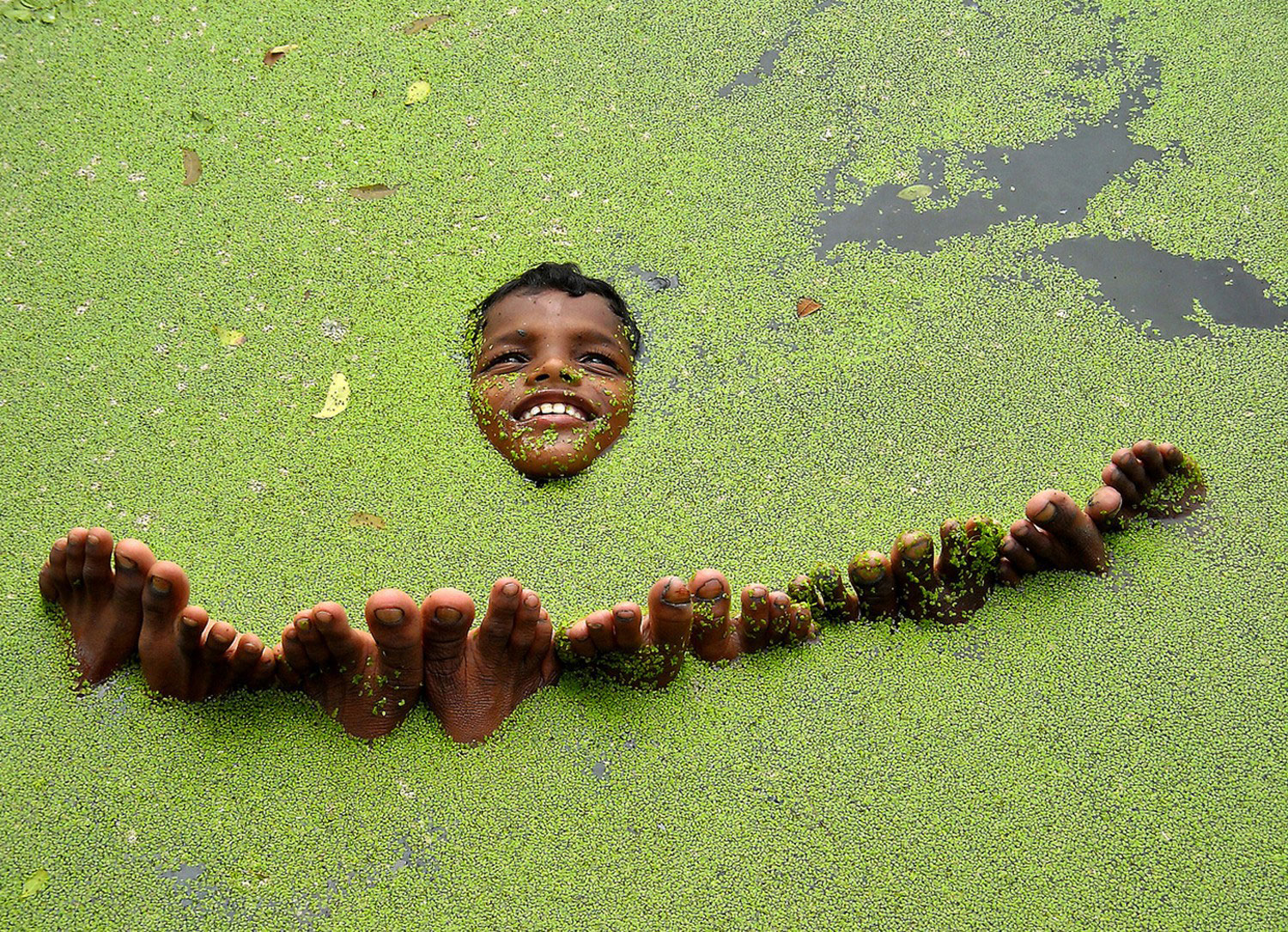 ребенок в реке Ганг, фото