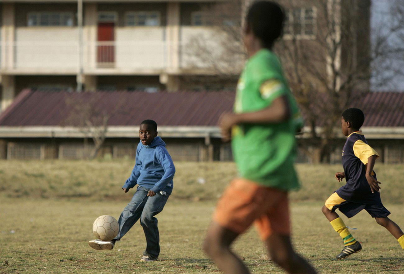 пас мячом во время футбола, фото Южная Африка