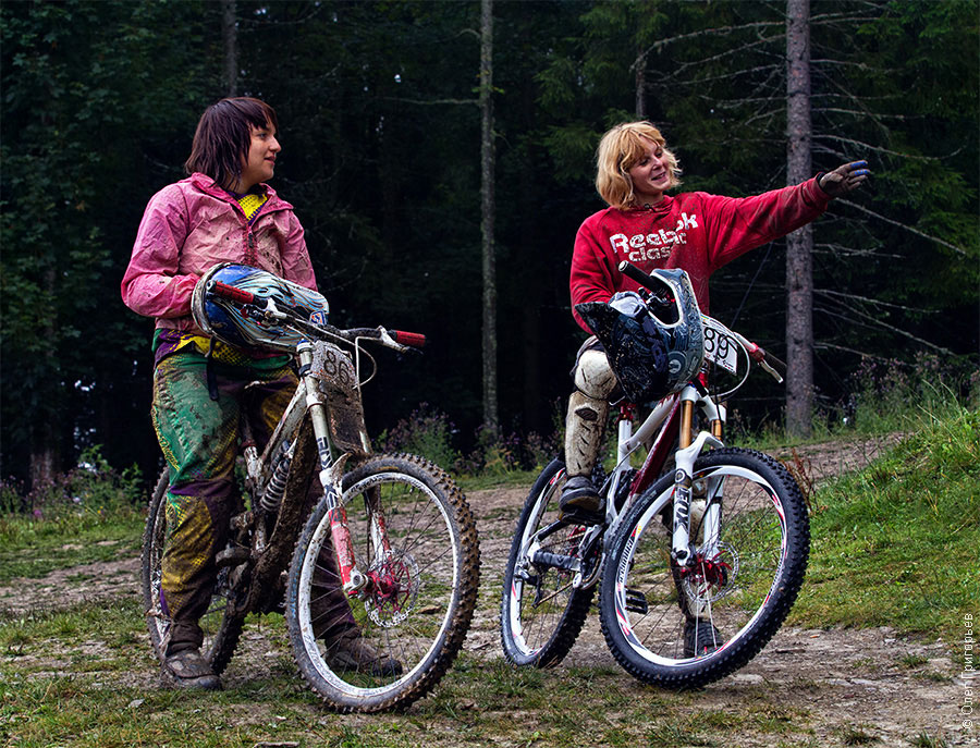 женщины на велосипедах в Буковеле