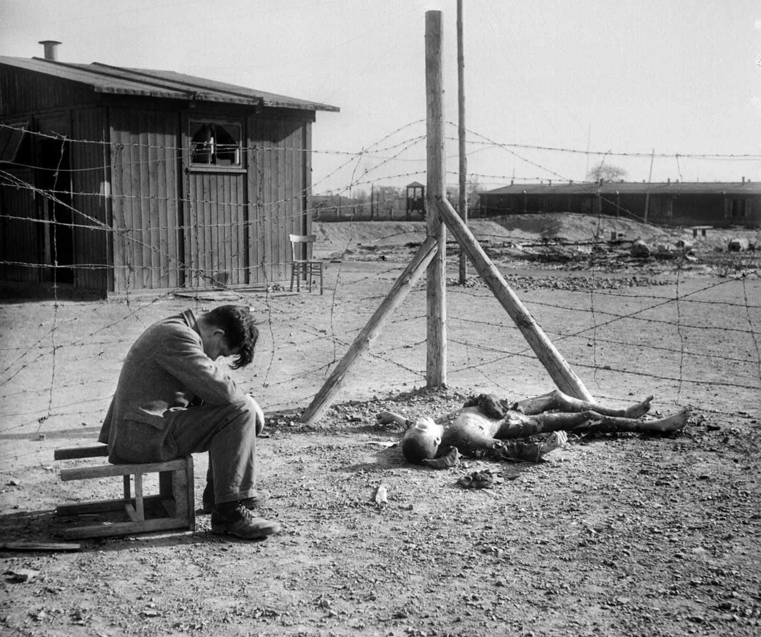 обуглившееся тело в лагере Текла недалеко от Лейпцига, фото второй мировой войны