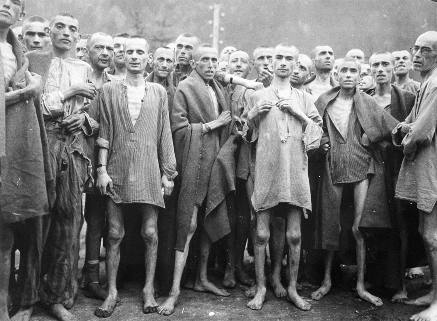 истощенные узники в концлагере в Эбензее