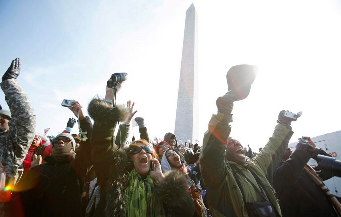 Толпа возле Монумента Вашингтона, фото США