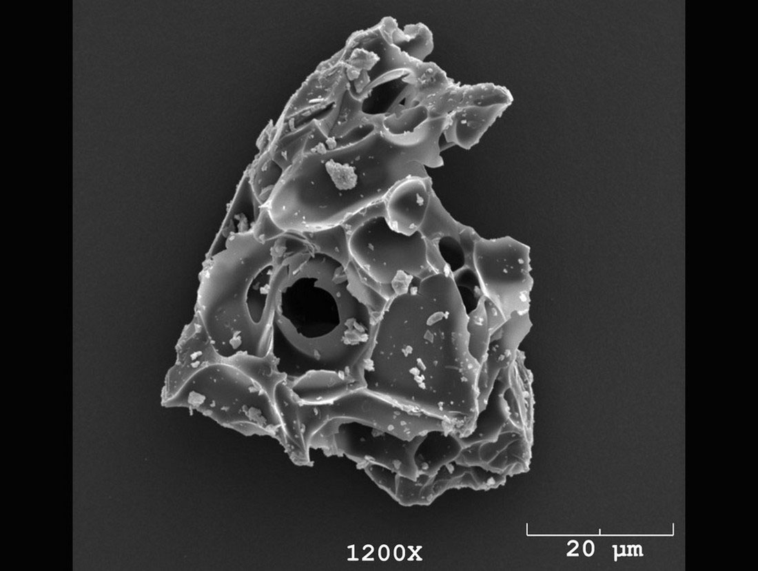 Частица вулканического пепла под микроскопом, фото с Аляски
