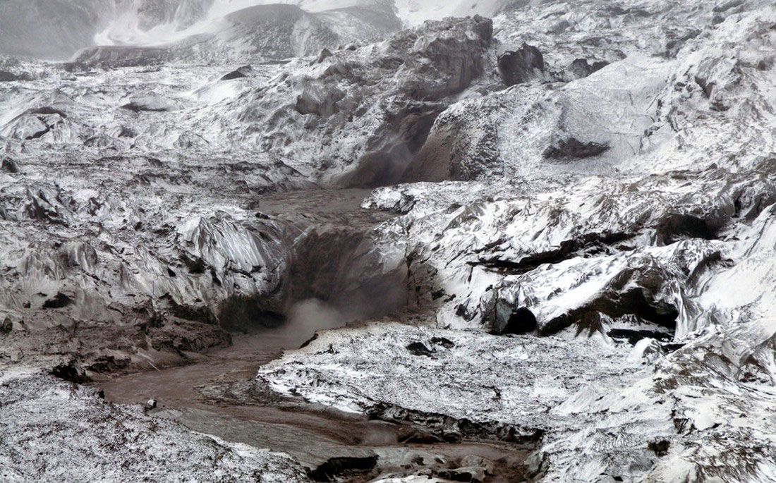 потоки грязной воды с горы Редаут, фото с Аляски