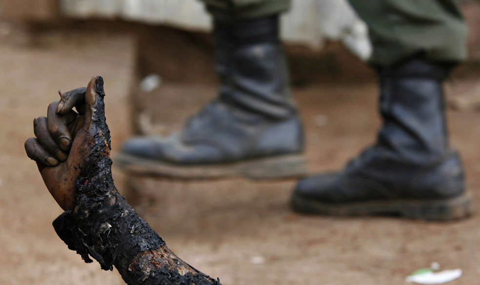 сожженный трупа врага, Конго, фото