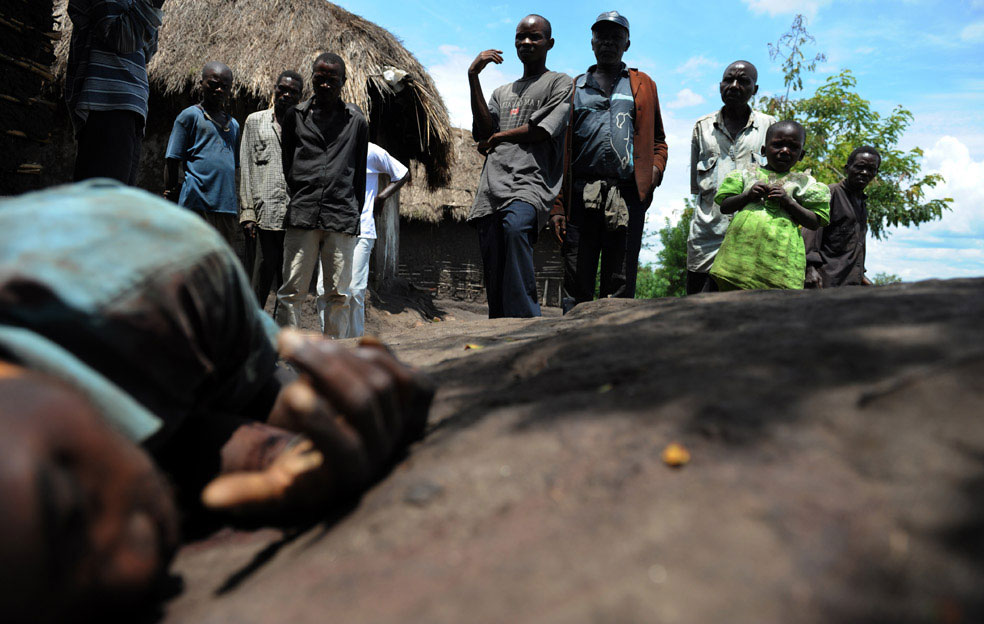 человек в штатском застрелен боевиками, Конго, фото