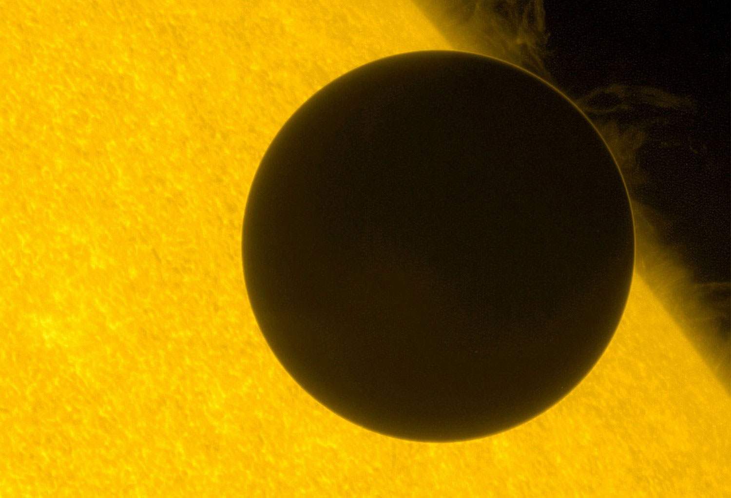 Венера и Солнце в космосе, фото