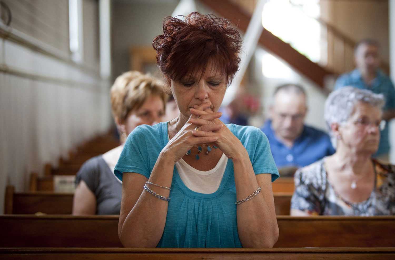 Люди молятся в церкви