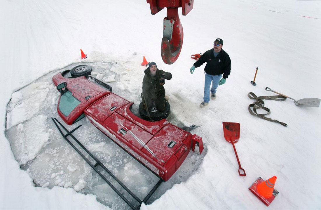 машина провалилась под лед, фото