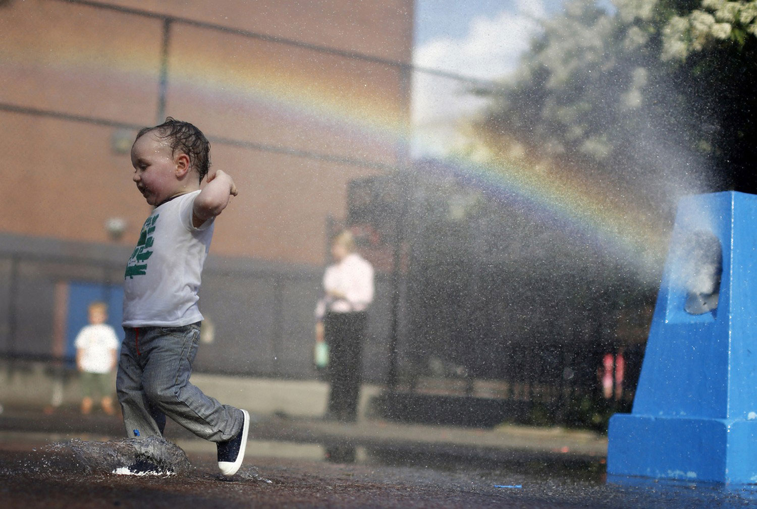 ребенок играет с водой