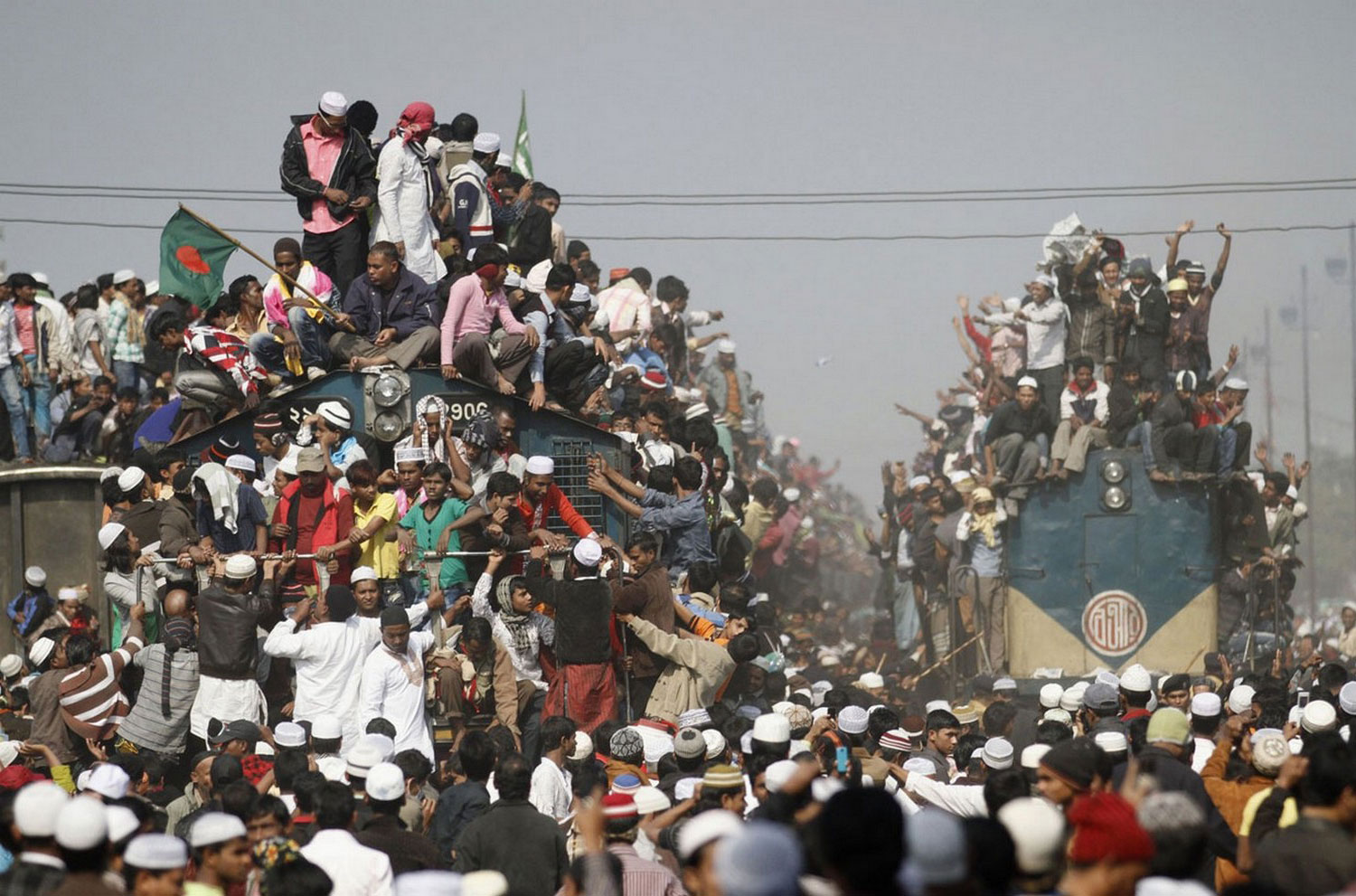 Переполненные поезда в Бангладеше, фотография