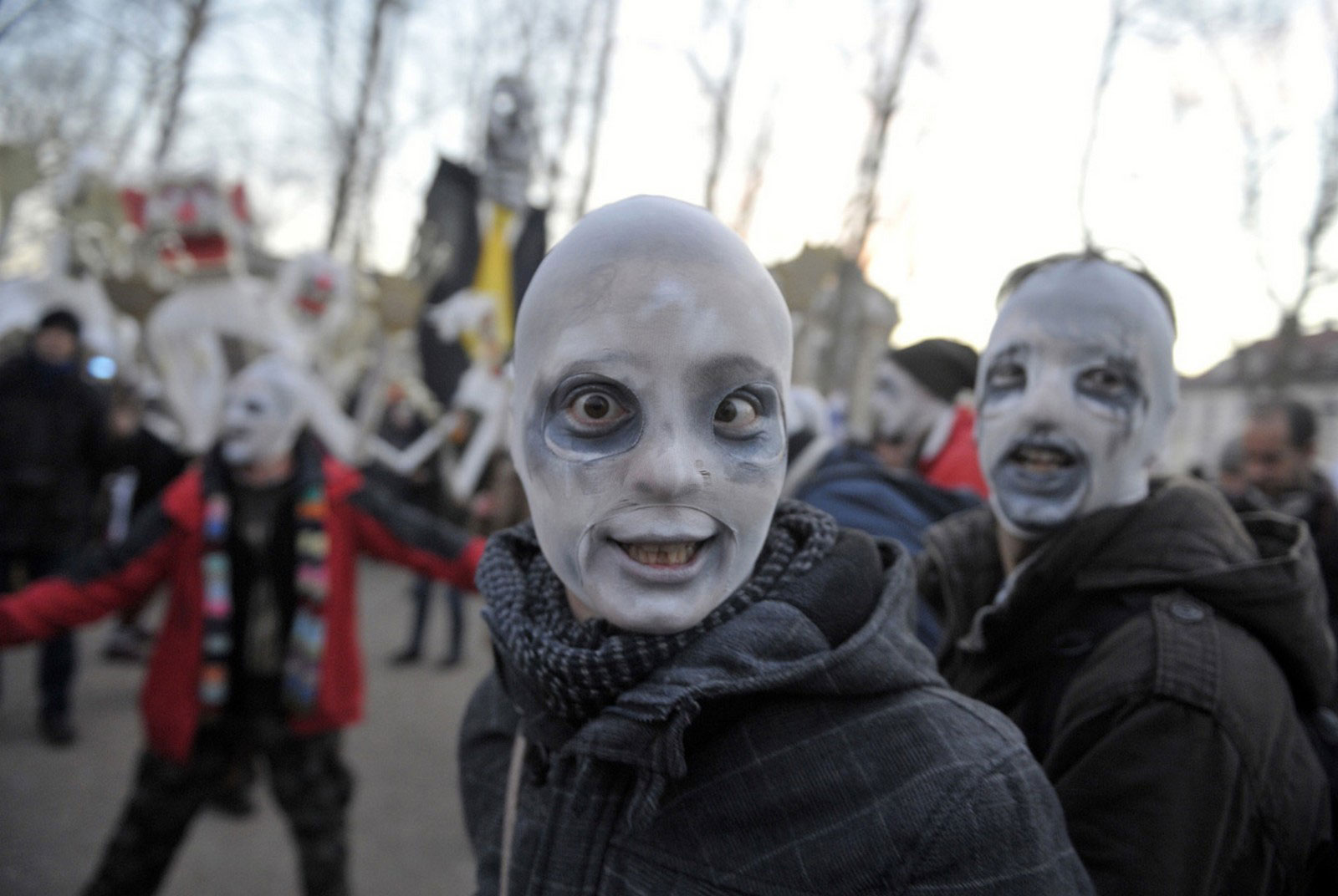 протестующие в масках