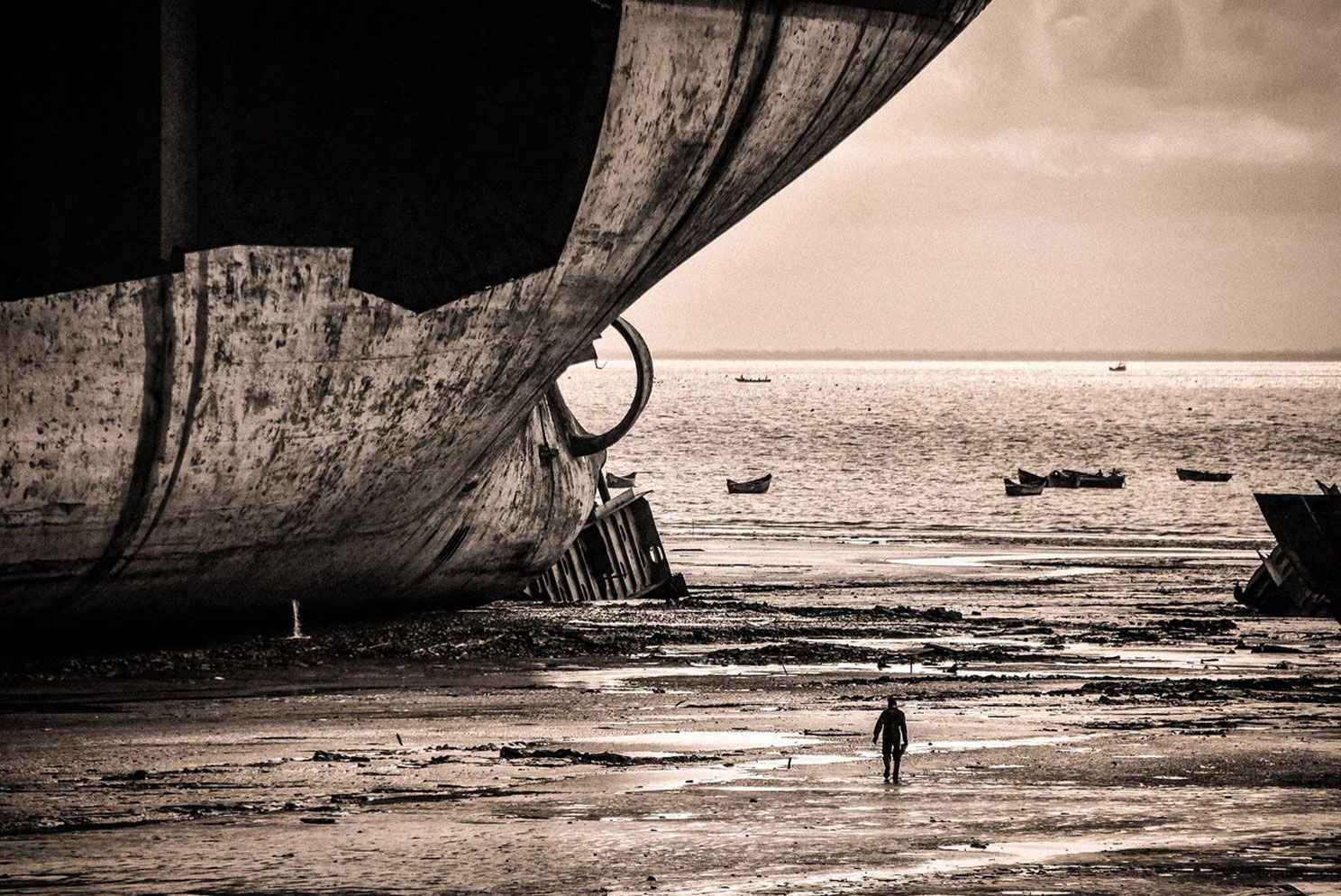 танкер на берегу