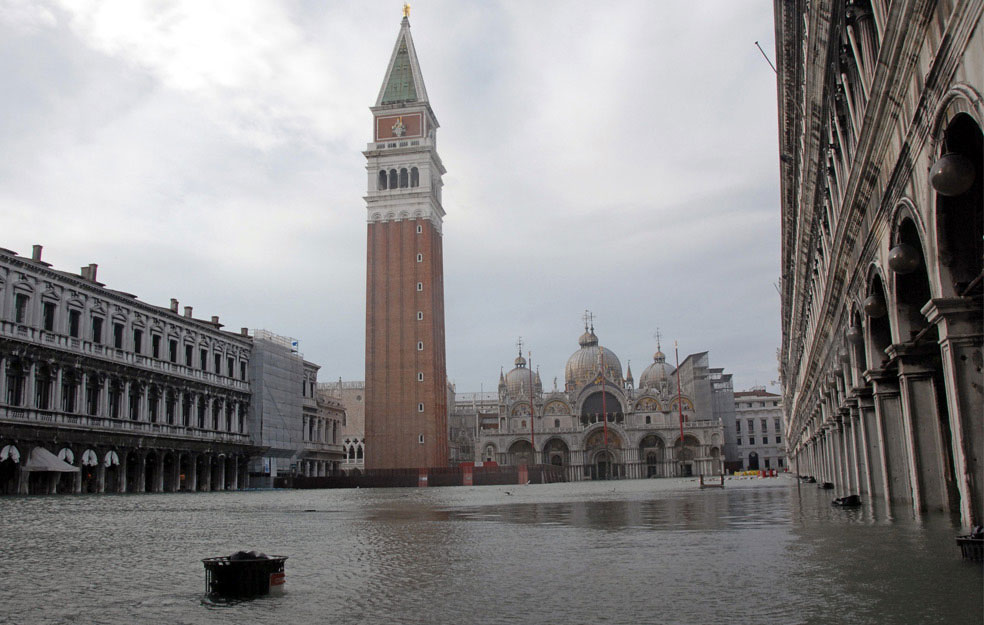 затопленная городскую площадь в Италии, фото