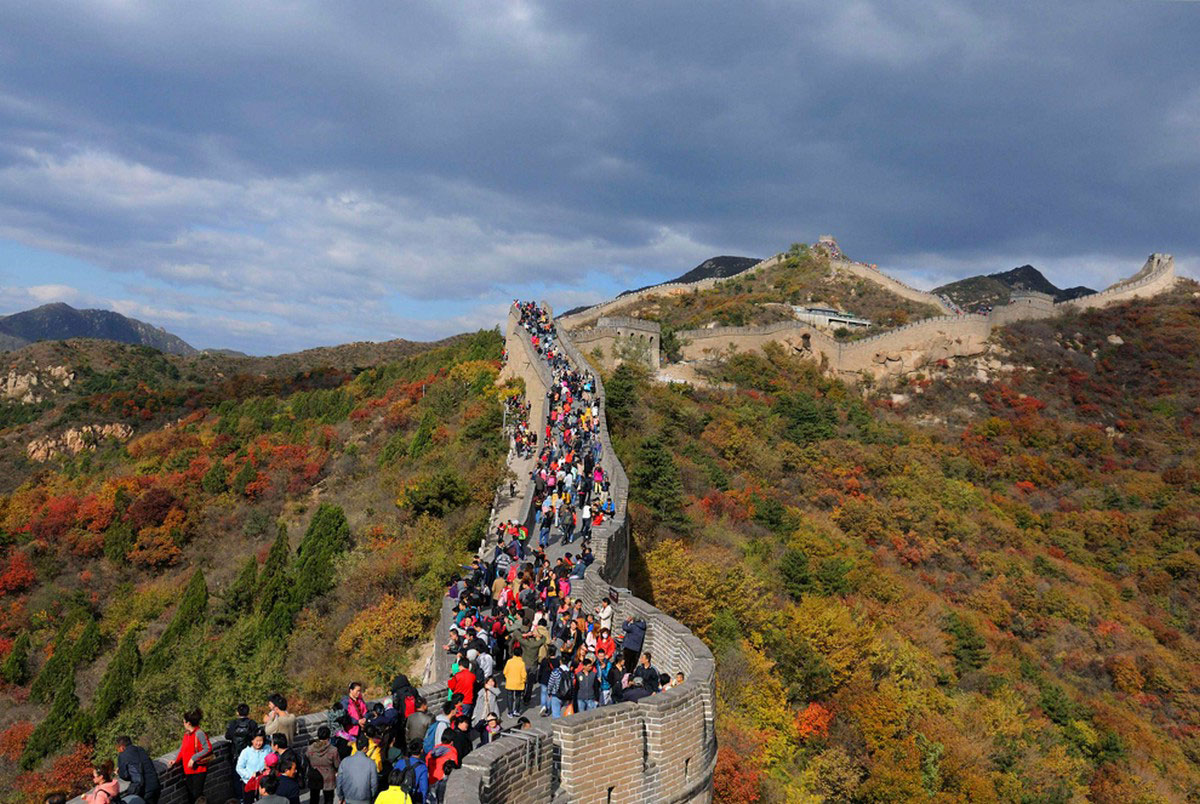 туристы на великой китайской стене