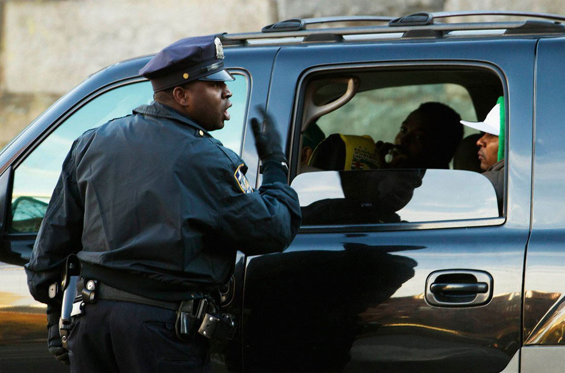 Сотрудник полиции машины, фото