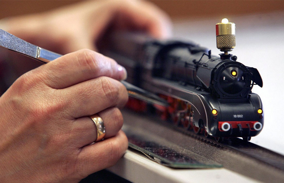 миниатюрный локомотив на железнодорожном модельном заводе, фото