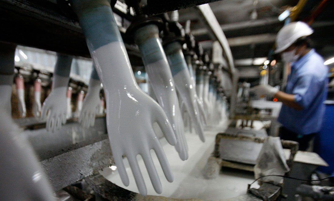 на фабрике по изготовлению резиновых перчаток, фото