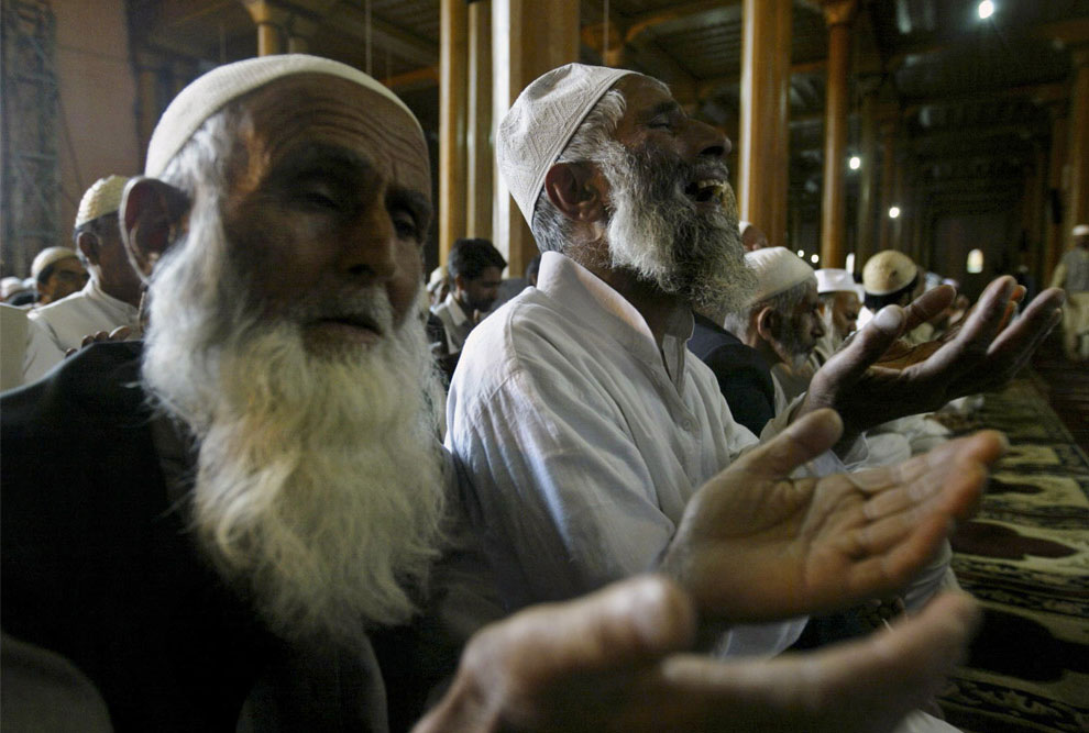 Кашмирские мусульмане молятся в мечети Джами, фото