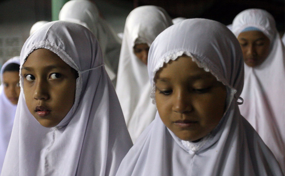 мусульманские дети молятся во время Рамадана, фото