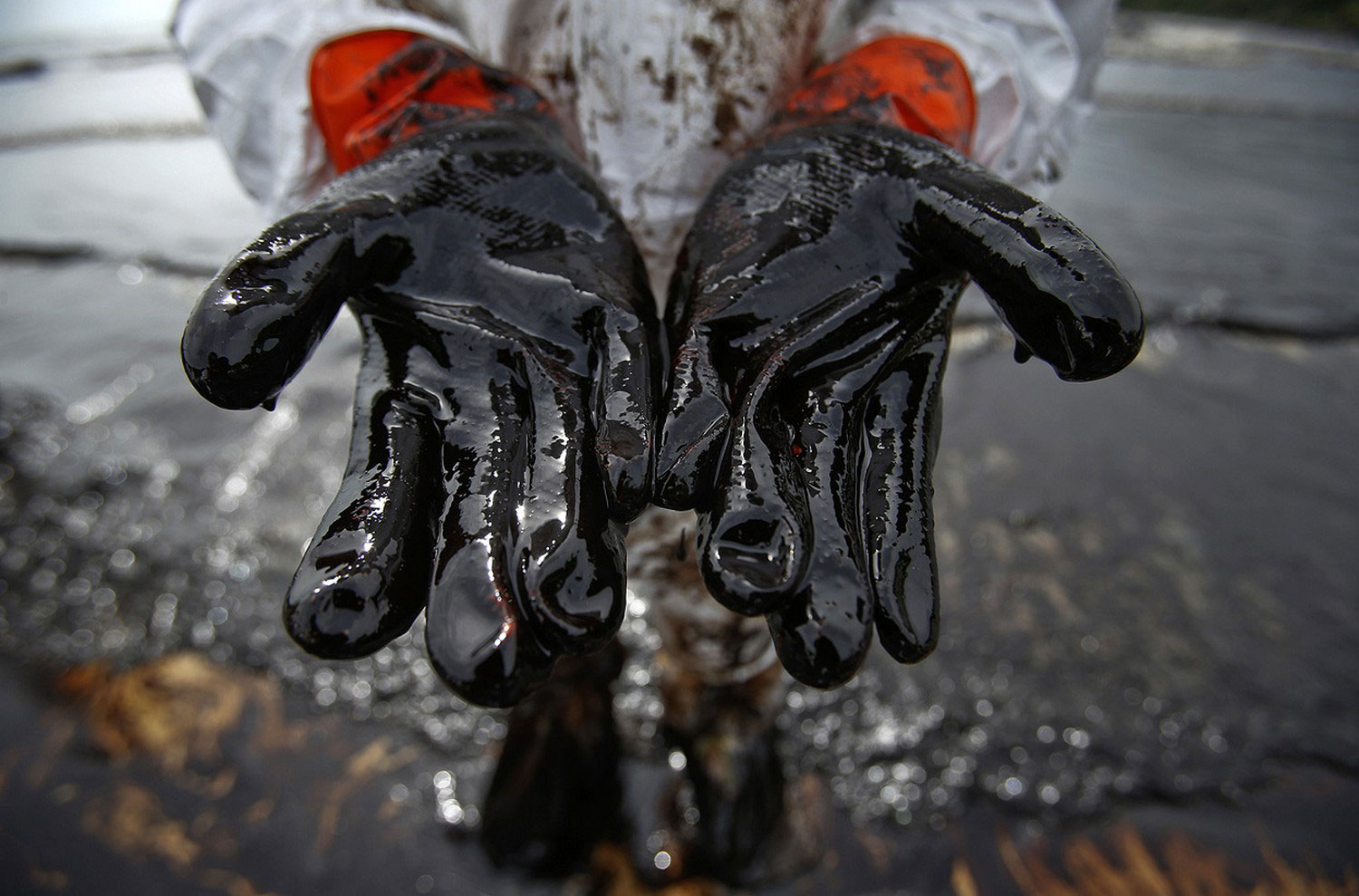 Перчатки покрытые нефтью