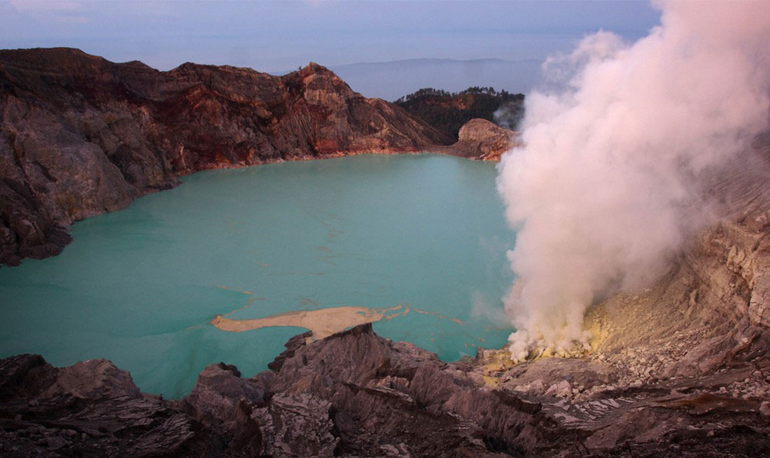 Озеро внутри кратера вулкана, фото