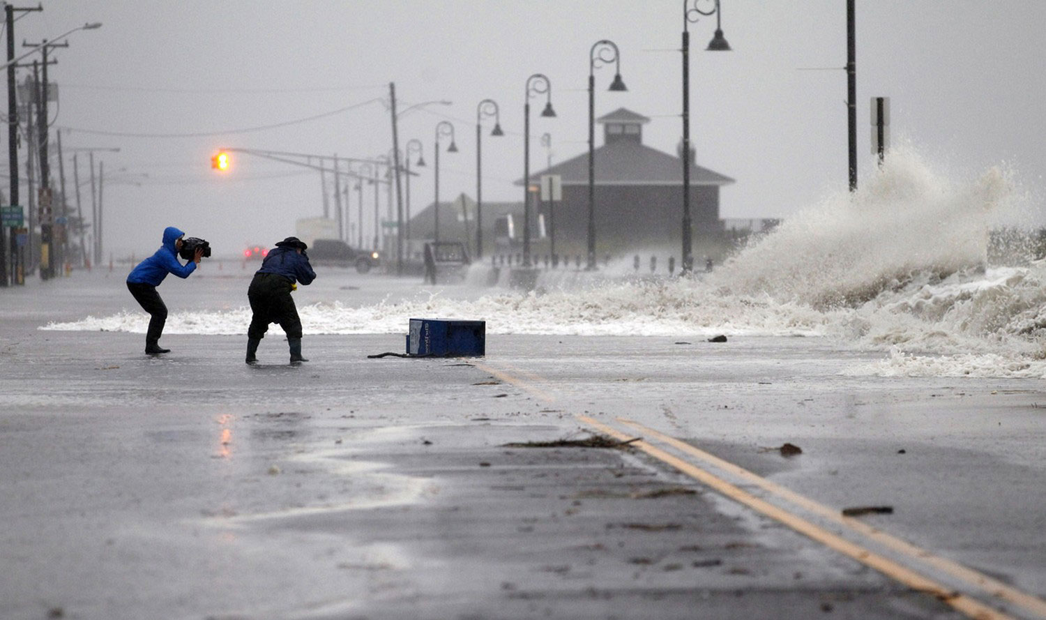 Люди фотографируют тайфун Sandy, фото