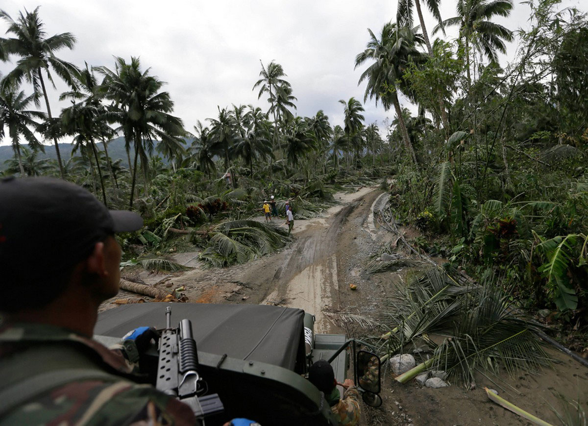 Солдаты осматривают разрушения после тайфуна, фото