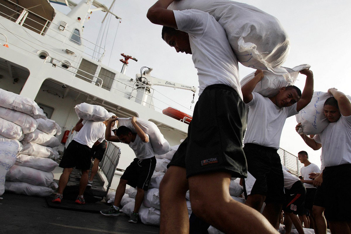 разгрузка корабля с гуманитарной помощью на Филиппинах