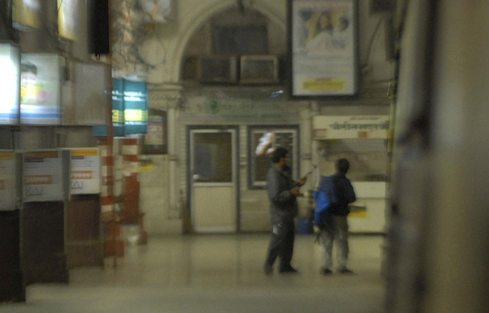 Вооруженные боевики на железнодорожном вокзале, фото