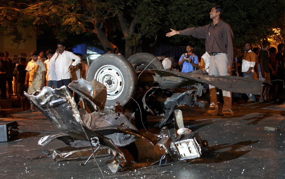 террористы взорвали автомобиль, Индия, фото