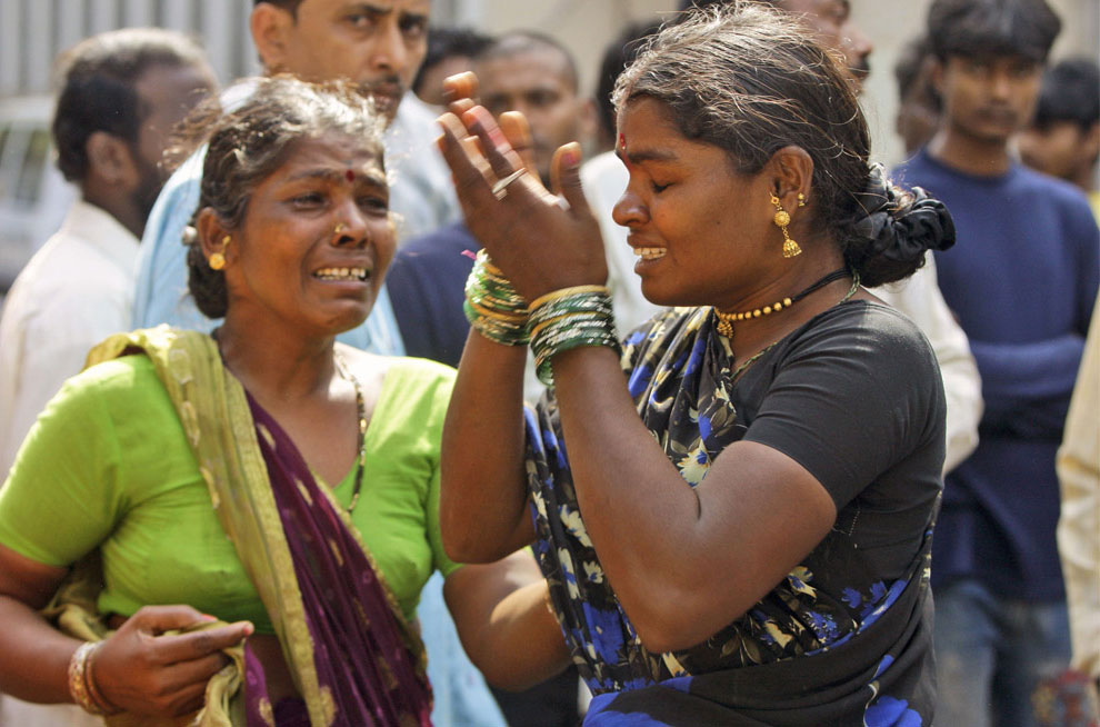Женщины плачут о смерти двух детей, Индия, фото