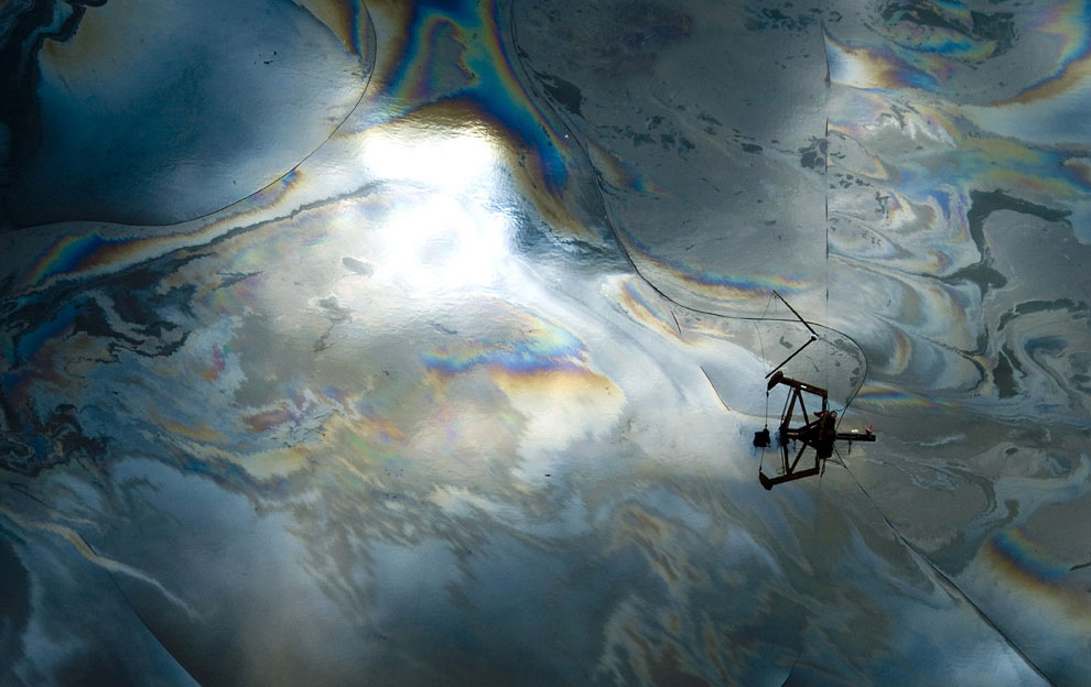 нефтяные пятна в паводковых водах, США, фото