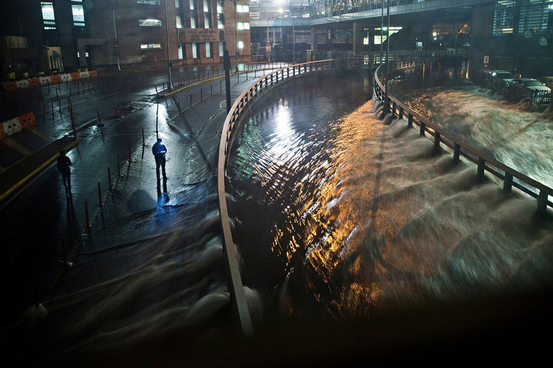 Вода постепенно затопляет тоннель, фото урагана Сэнди в США