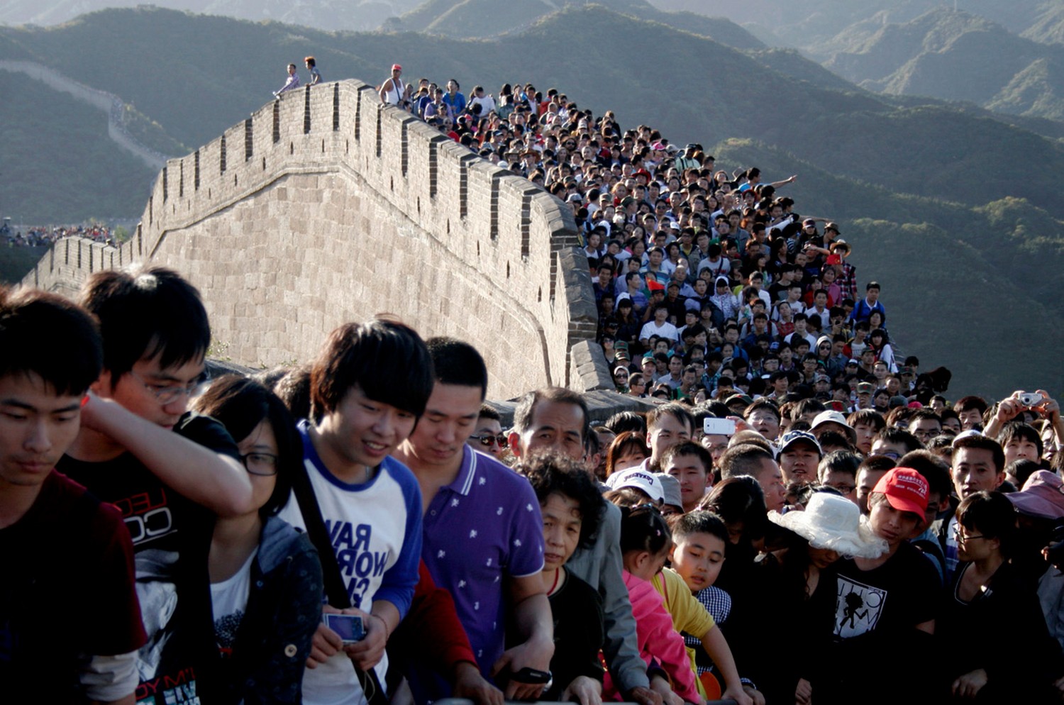 Миллионы туристов на китайской стене