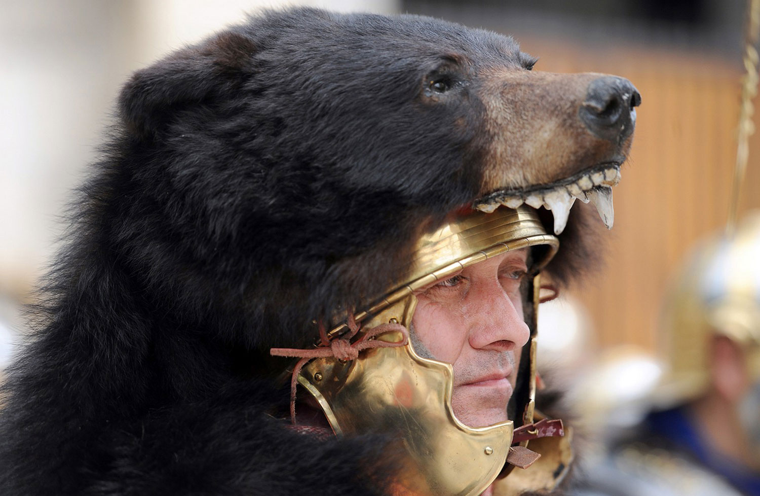 мужчина в костюме медведя