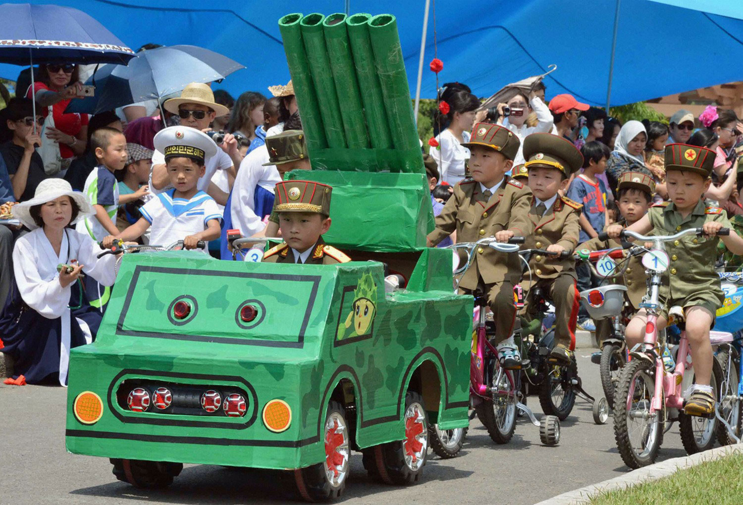 дети на военном параде