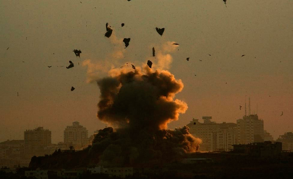 Израильский истребитель сбросил бомбу, фото