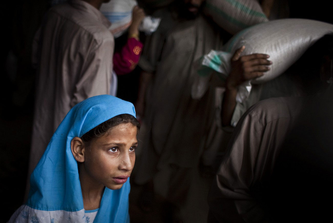 пакистанская девочка в очереди на продовольственный паек