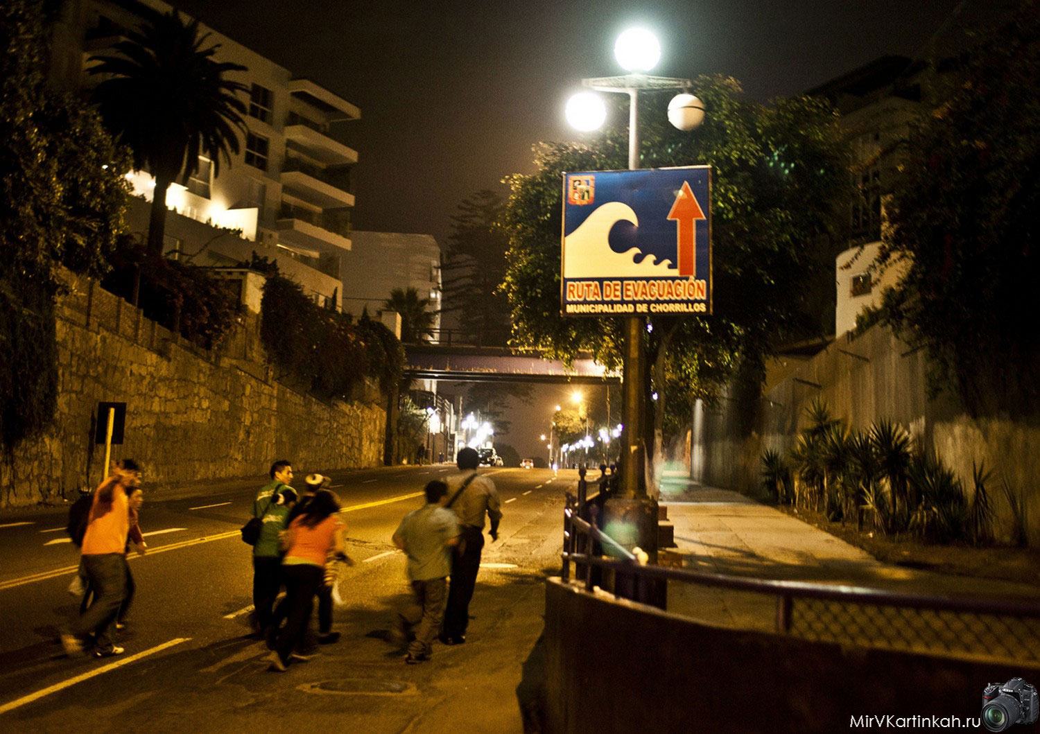 люди на улицах Чили